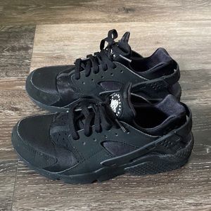 NIKE | Black Huarache LIKE NEW